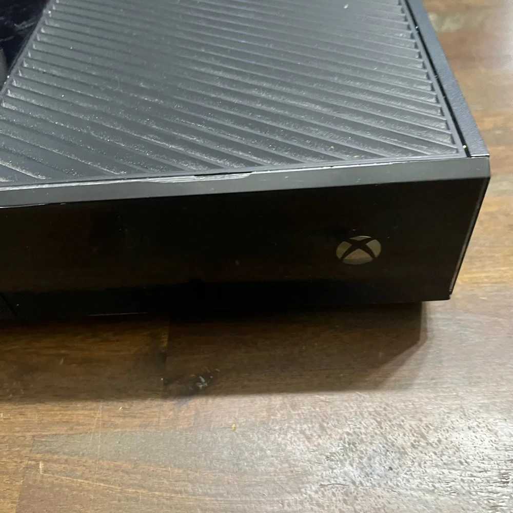 Xbox One Kinect bundle with one controller
